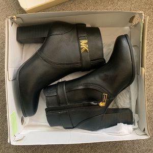 MICHAEL Michael Kors Womens Jilly Black Faux
Leather Ankle Boots